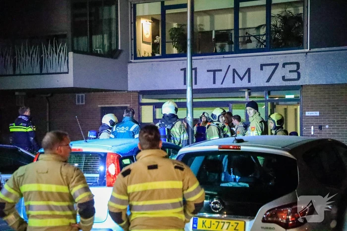 Brandweer redt persoon uit brandende woning