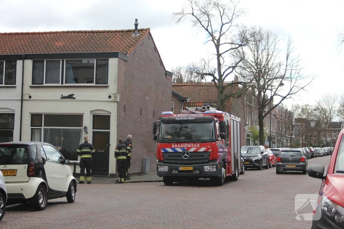 Adviseur van de brandweer doet onderzoek naar vreemde lucht in woning