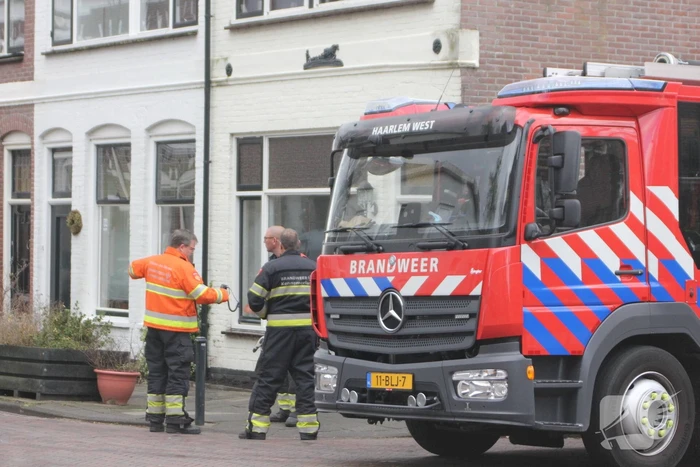 Adviseur van de brandweer doet onderzoek naar vreemde lucht in woning