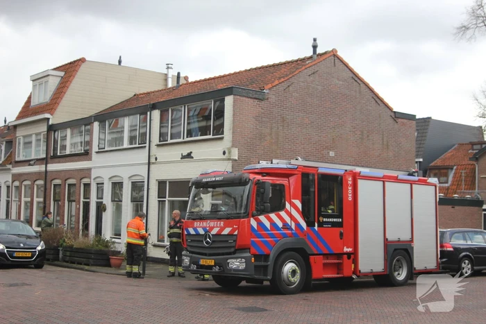 Adviseur van de brandweer doet onderzoek naar vreemde lucht in woning