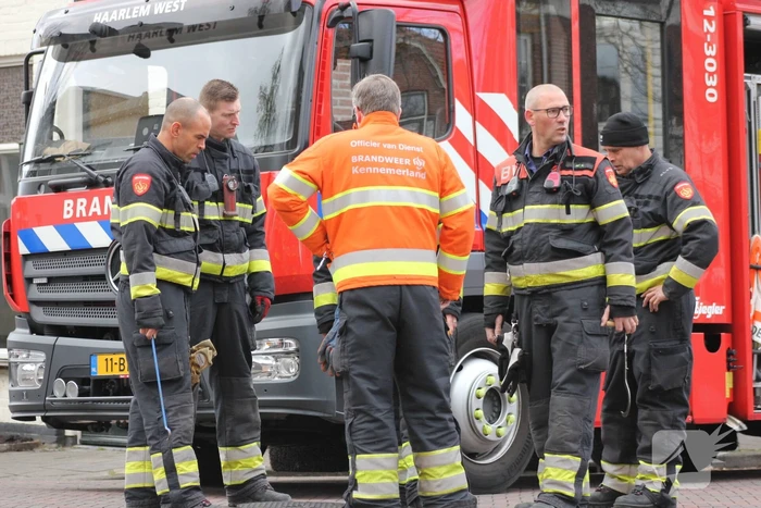 Adviseur van de brandweer doet onderzoek naar vreemde lucht in woning