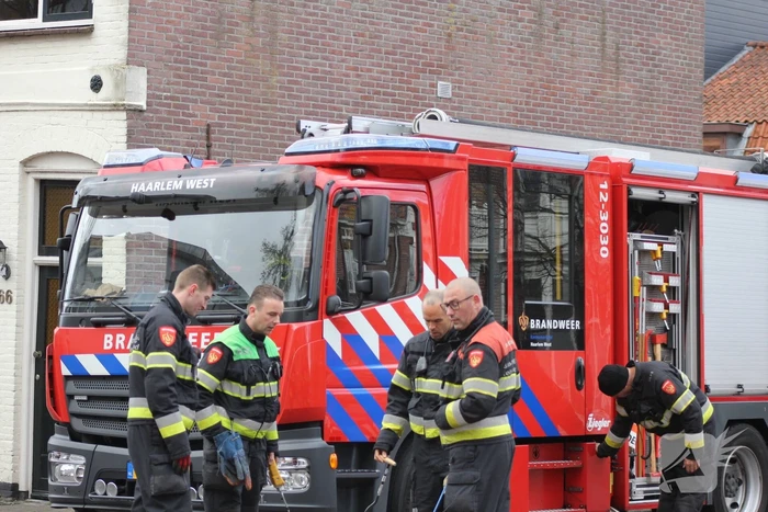 Adviseur van de brandweer doet onderzoek naar vreemde lucht in woning