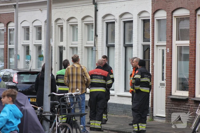 Adviseur van de brandweer doet onderzoek naar vreemde lucht in woning