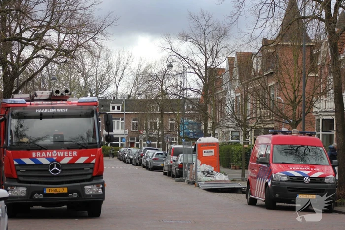 Adviseur van de brandweer doet onderzoek naar vreemde lucht in woning