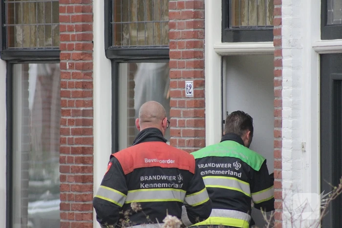Adviseur van de brandweer doet onderzoek naar vreemde lucht in woning