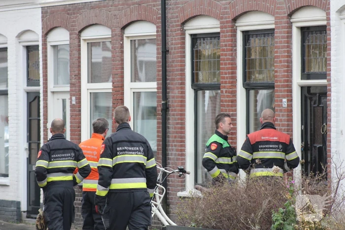 Adviseur van de brandweer doet onderzoek naar vreemde lucht in woning