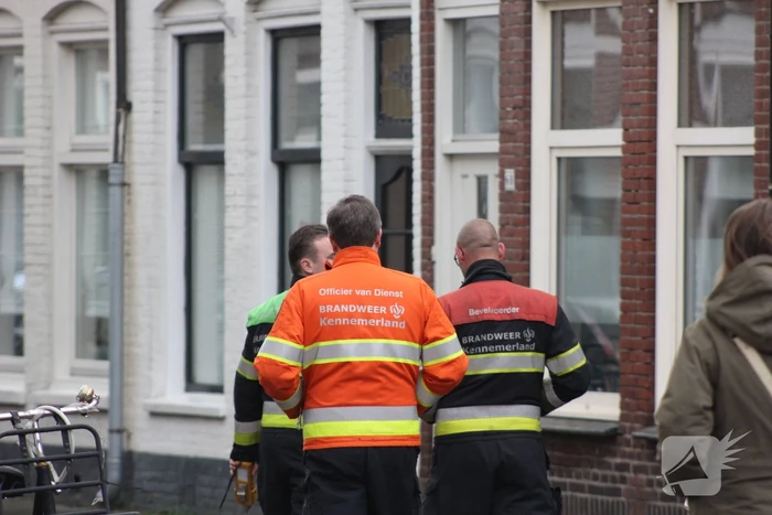 Adviseur van de brandweer doet onderzoek naar vreemde lucht in woning