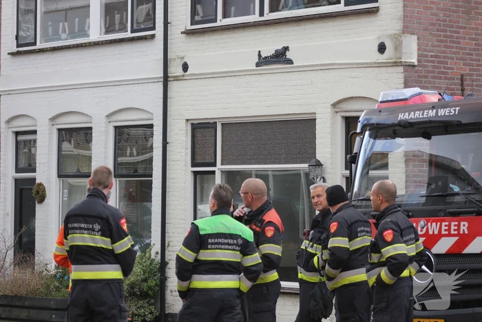 Adviseur van de brandweer doet onderzoek naar vreemde lucht in woning
