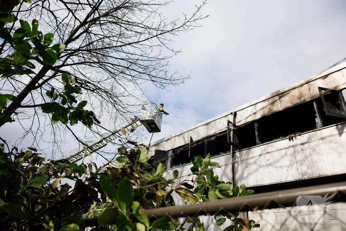 Enorme schade na verwoestende brand in pand garagebedrijf