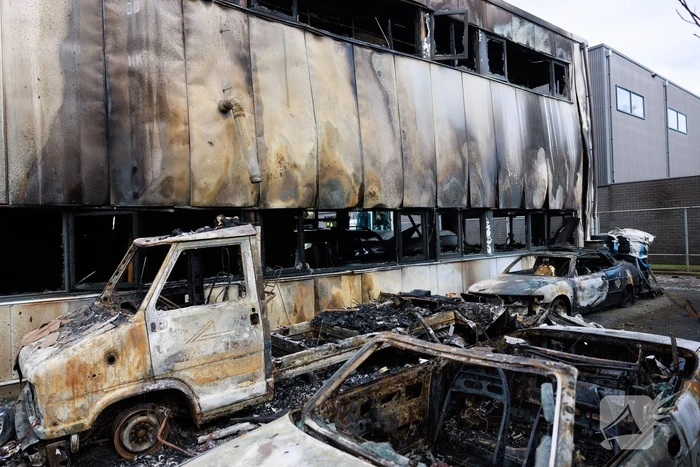 Enorme schade na verwoestende brand in pand garagebedrijf