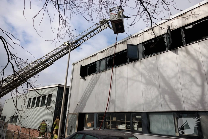 Enorme schade na verwoestende brand in pand garagebedrijf