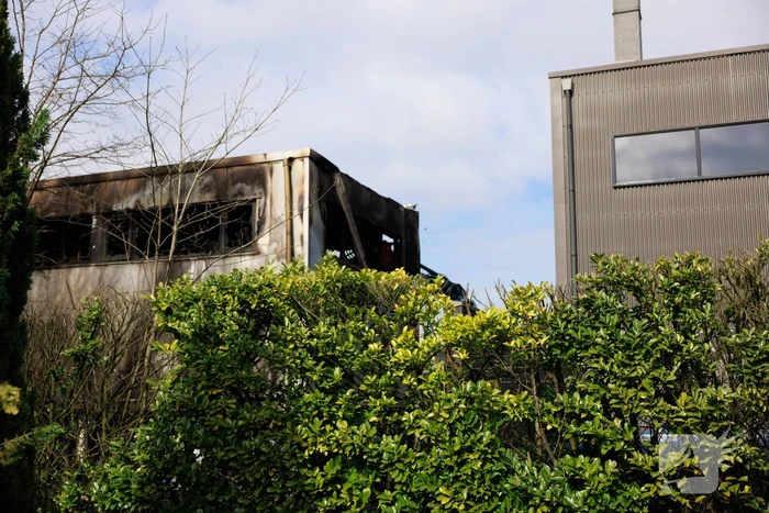 Enorme schade na verwoestende brand in pand garagebedrijf