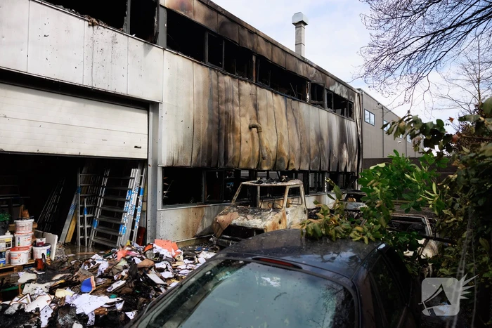 Enorme schade na verwoestende brand in pand garagebedrijf