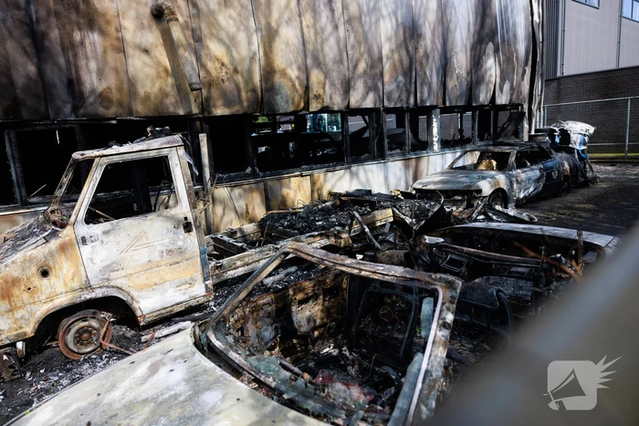 Enorme schade na verwoestende brand in pand garagebedrijf