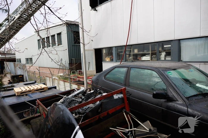 Enorme schade na verwoestende brand in pand garagebedrijf