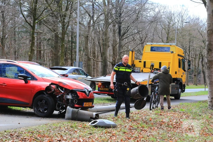 Flinke schade door botsing tegen lantaarnpaal