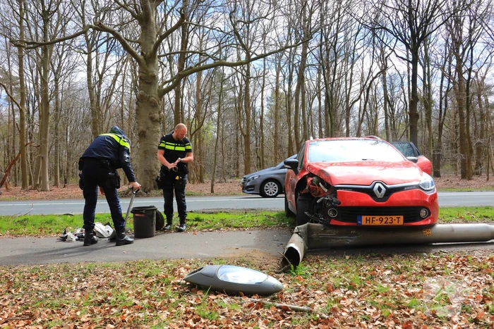 Flinke schade door botsing tegen lantaarnpaal