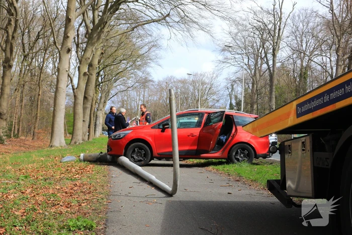 Flinke schade door botsing tegen lantaarnpaal