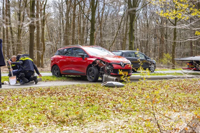 Flinke schade door botsing tegen lantaarnpaal
