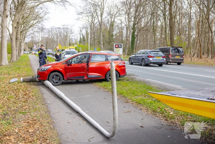 Flinke schade door botsing tegen lantaarnpaal
