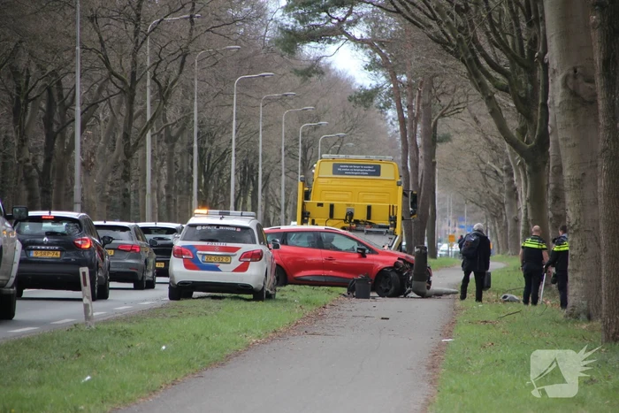 Flinke schade door botsing tegen lantaarnpaal