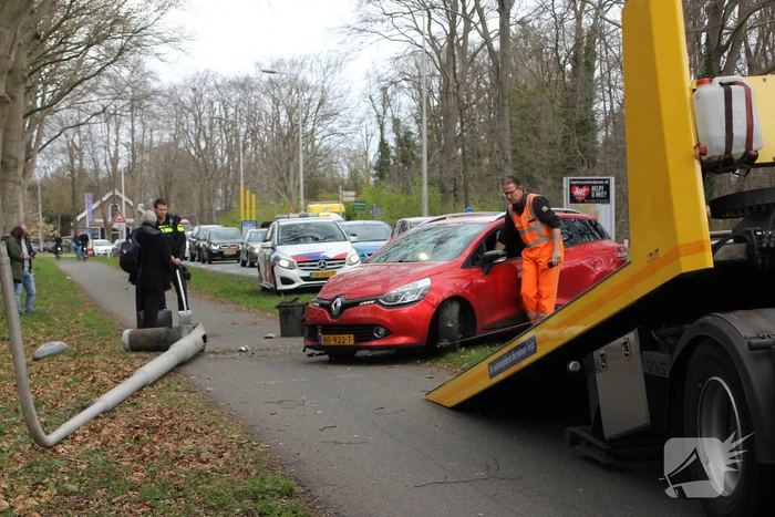 Flinke schade door botsing tegen lantaarnpaal