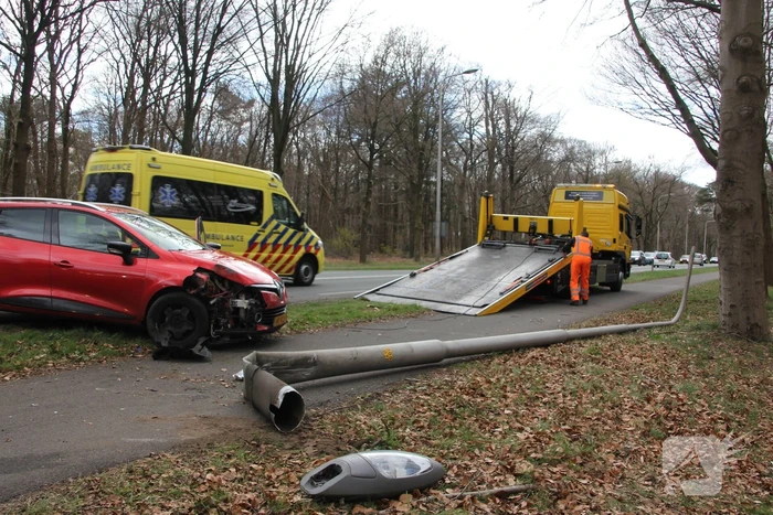 Flinke schade door botsing tegen lantaarnpaal