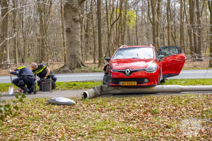 Flinke schade door botsing tegen lantaarnpaal