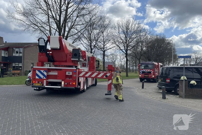 Brandweer veegt schoorsteen vanwege brand in schoorsteen