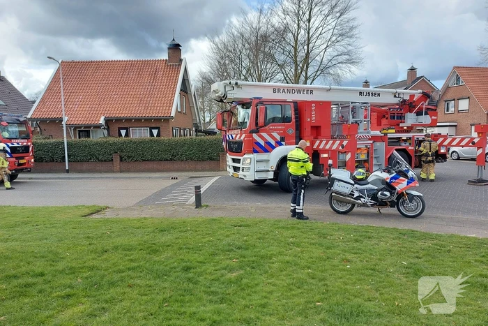 Brandweer veegt schoorsteen vanwege brand in schoorsteen