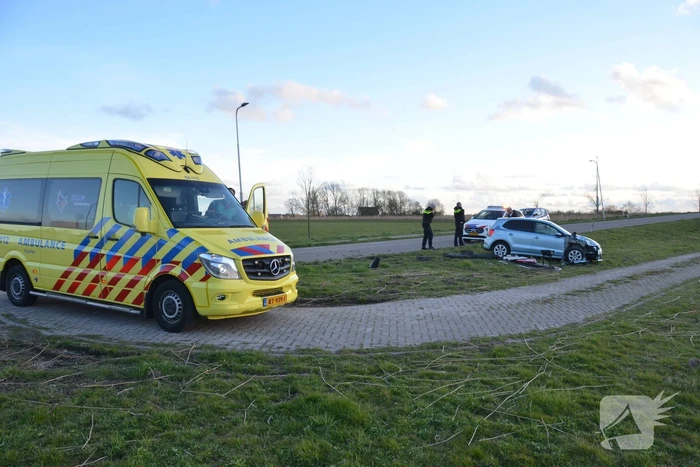 Automobilist rijdt paal uit de grond