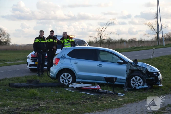 Automobilist rijdt paal uit de grond
