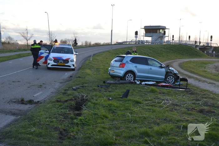 Automobilist rijdt paal uit de grond