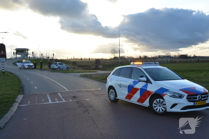 Automobilist rijdt paal uit de grond