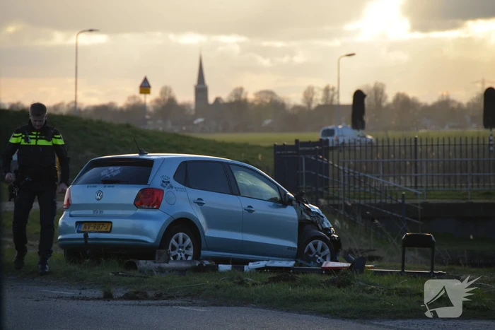 Automobilist rijdt paal uit de grond