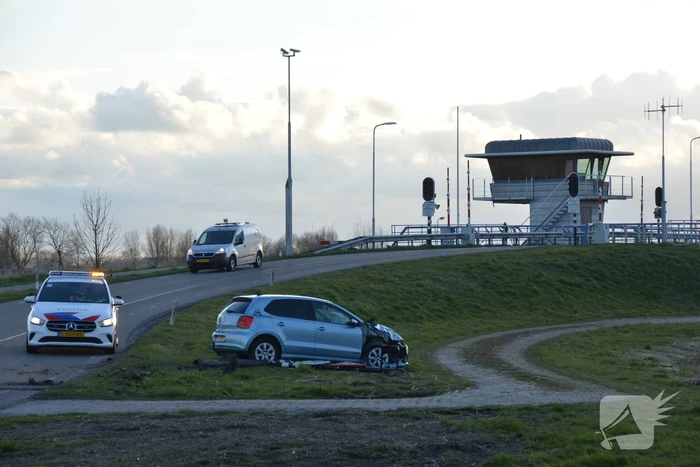 Automobilist rijdt paal uit de grond