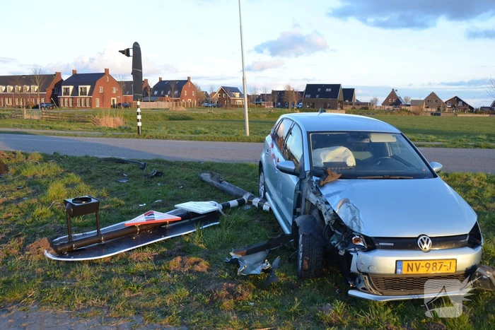 Automobilist rijdt paal uit de grond