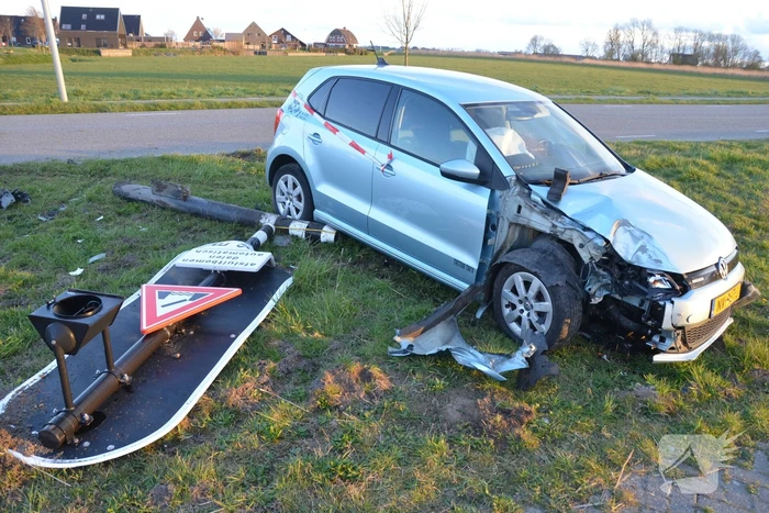 Automobilist rijdt paal uit de grond
