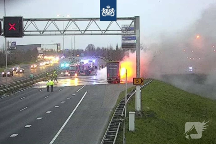 Vrachtwagen op snelweg gaat in vlammen op voor Noordtunnel