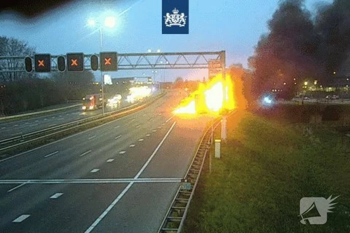 Vrachtwagen op snelweg gaat in vlammen op voor Noordtunnel