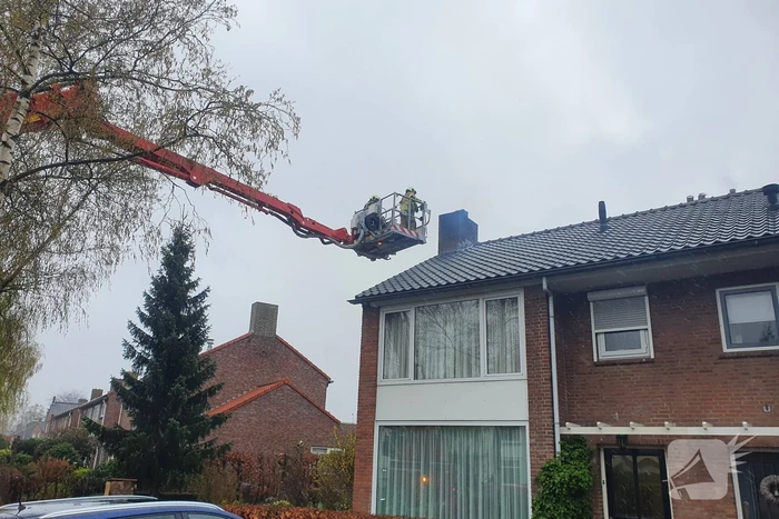 Brand in schoorsteen van woning