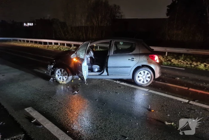 Automobilist botst tegen vangrail