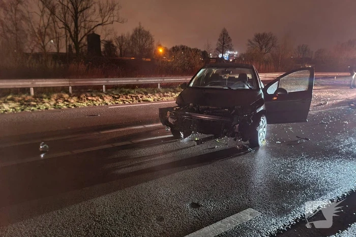 Automobilist botst tegen vangrail