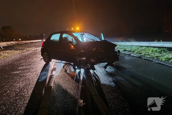 Automobilist botst tegen vangrail