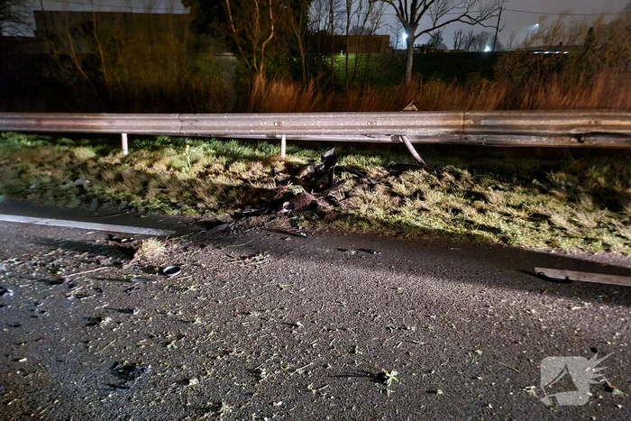Automobilist botst tegen vangrail