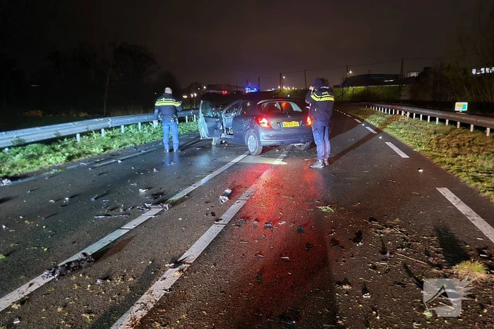 Automobilist botst tegen vangrail
