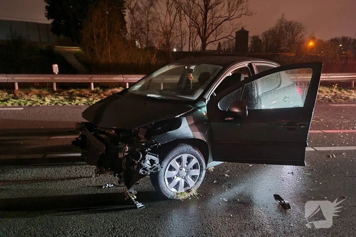 Automobilist botst tegen vangrail