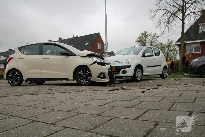 Flinke botsing tussen twee auto's
