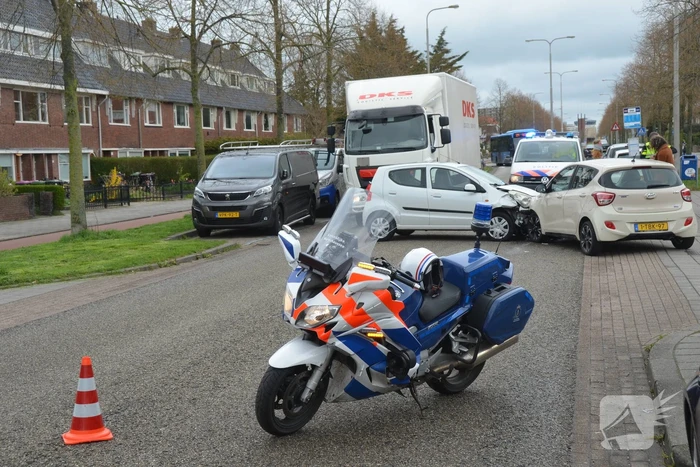 Flinke botsing tussen twee auto's