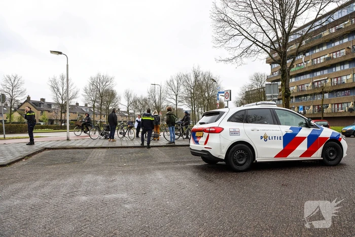 Twee fietsers komen met elkaar in botsing